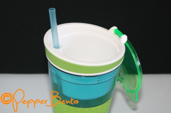 https://pepperbento.files.wordpress.com/2015/11/snackeasy-2-in-1-snack-drink-cup-container.jpg?w=584&h=388